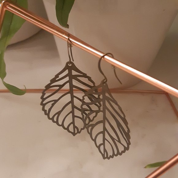 Pendant Leaf Earrings - Picture 3 of 3